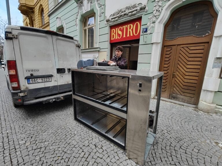 odvoz starých spotřebičů z bistra do nákladního vozu