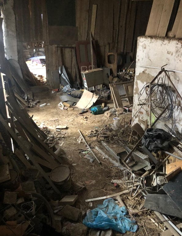 Zaneřáděný sklep plný odpadků a harampádí před vyklizením.