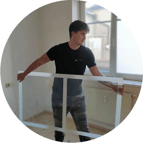 Muž provádí vyklízení bytu, odvoz nepotřebného nábytku a věcí.