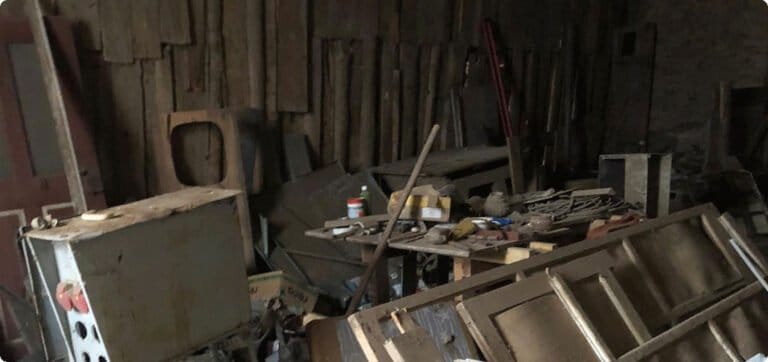 Zanedbaný sklad plný starého nábytku a odpadu - vyklízení prostor.
