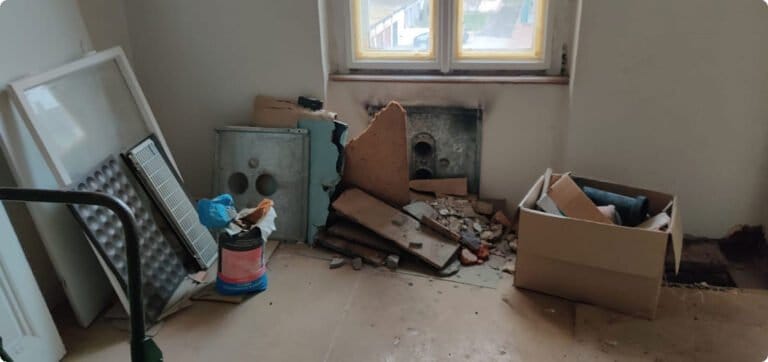 Vyklízení bytu - nepořádek a odpad v místnosti.