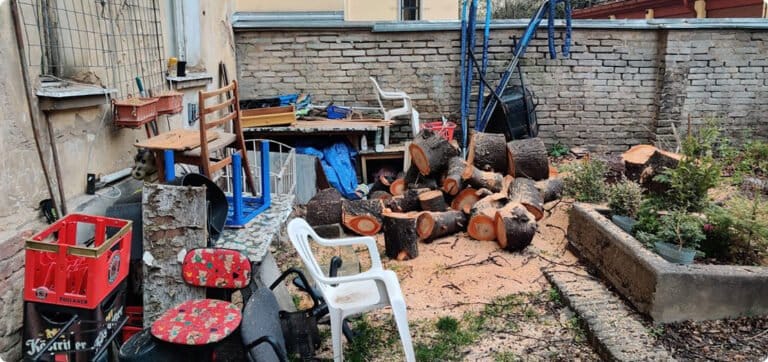 Vyklízení dvora s odpadky a dřevem