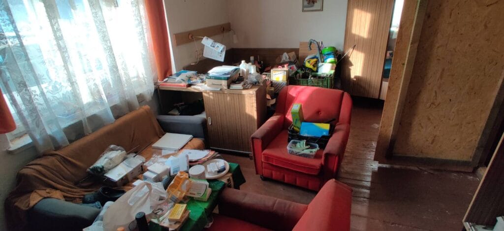 Zaneřáděný byt před vyklizením a úklidem.