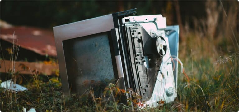 Starý televizor vyhozený v přírodě, odvoz starých spotřebičů.
