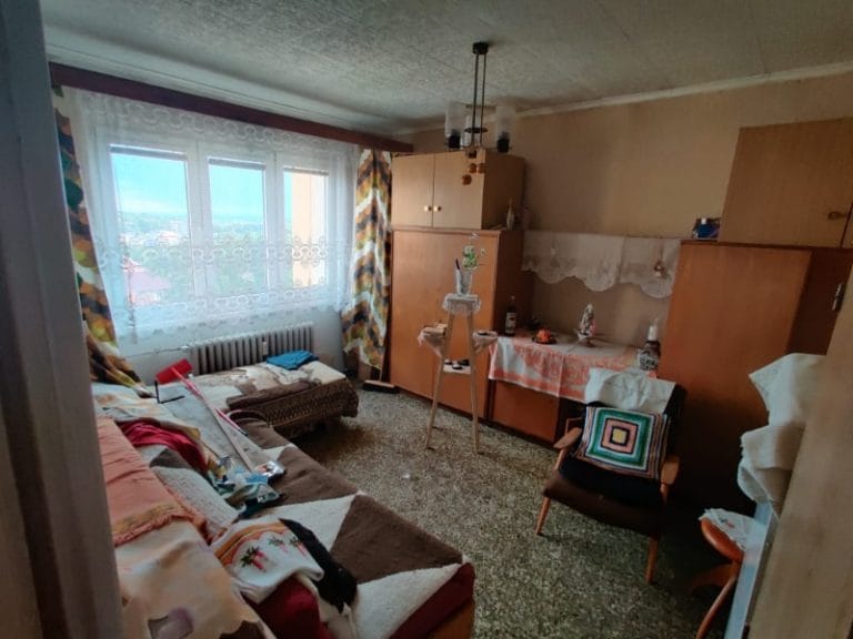zanedbaný nepořádek v bytě před vyklizením