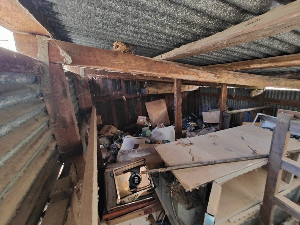 Zanedbaný a zaneřáděný sklad před vyklizením a čištěním.