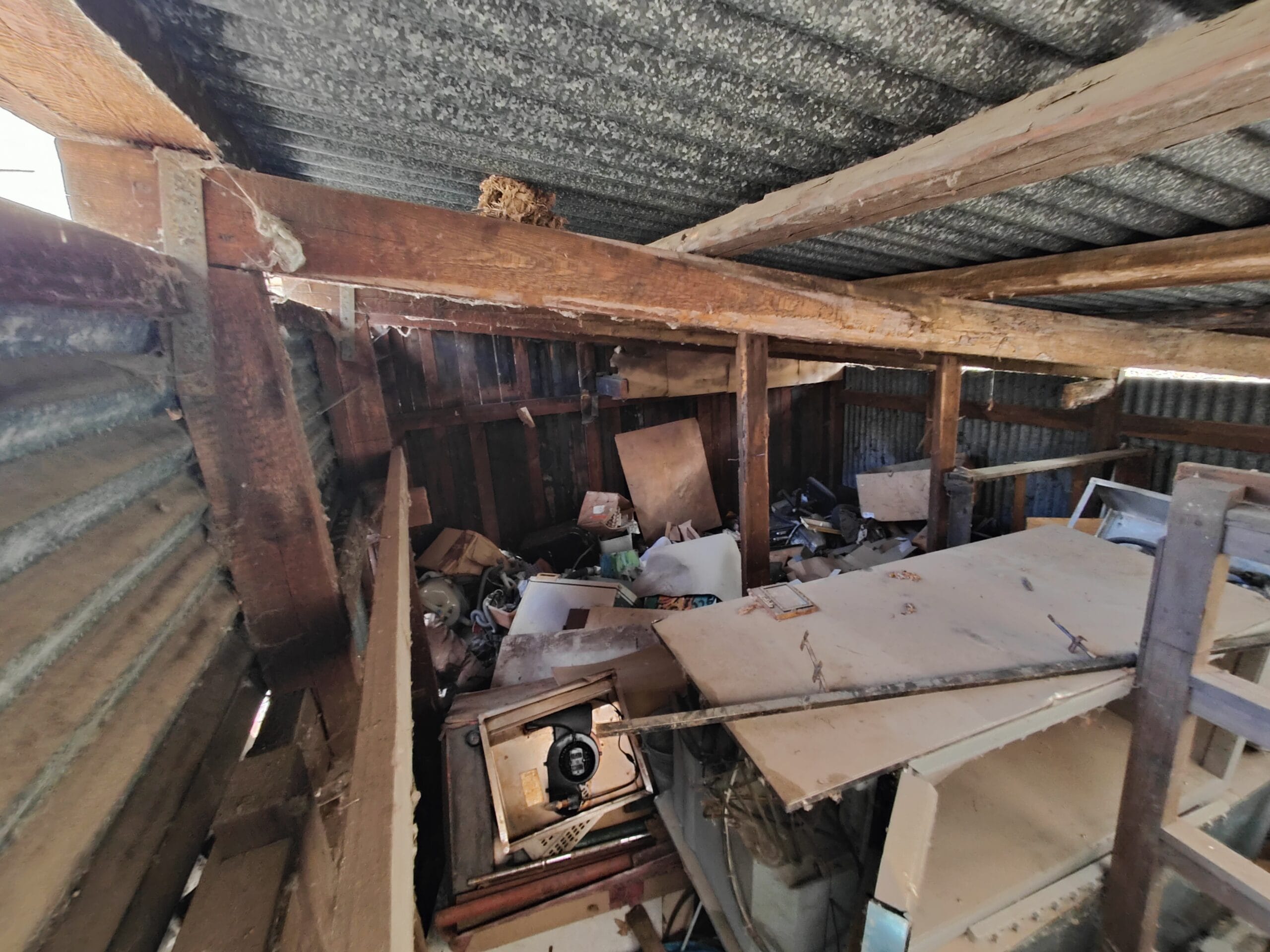 Zanedbaný a zaneřáděný sklad před vyklizením a čištěním.