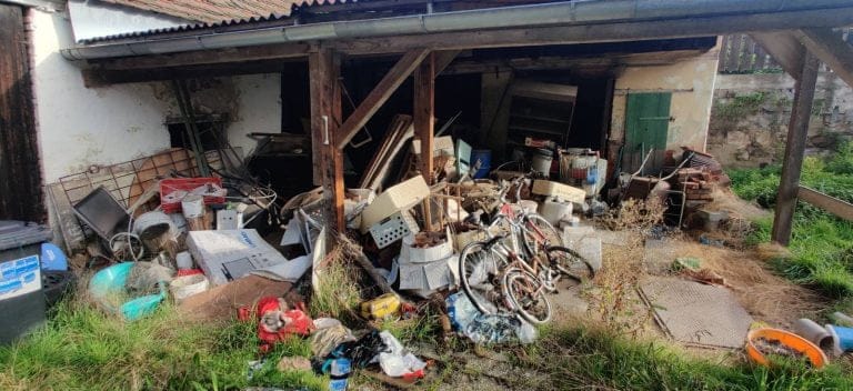 Zaneřáděný dvůr a sklep plný odpadu - vyklízení nemovitostí" is too long. Here is a suitable alt text: Vyklízení zaneřádě...