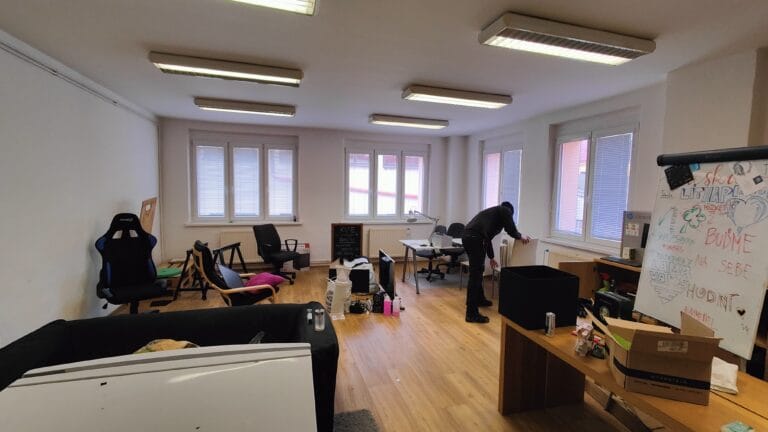 Vyklízení kanceláří a úklid pracovního prostoru.