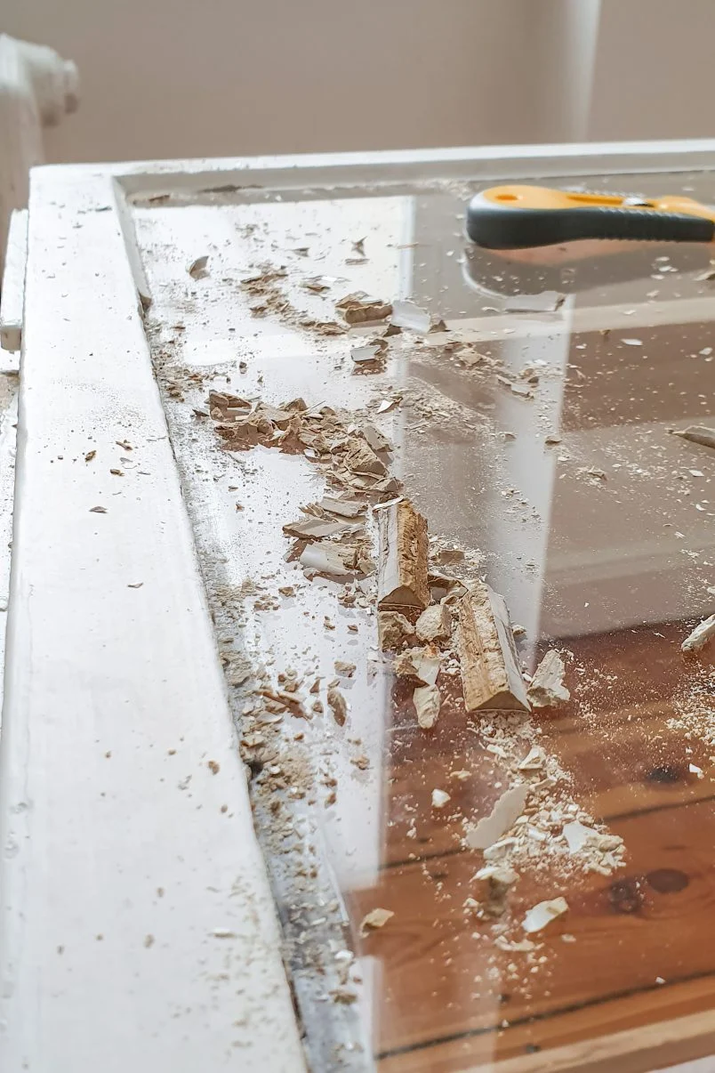 Removing-Putty-from-old-window-804×1206-1.webp Odstraňování starého tmelu z oken při renovaci a opravě oken.