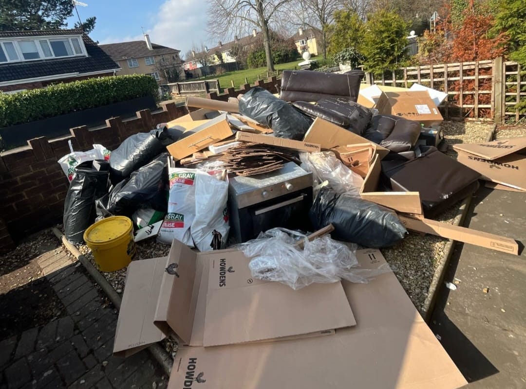 Odvoz odpadu a starého nábytku z vyklizeného domu.