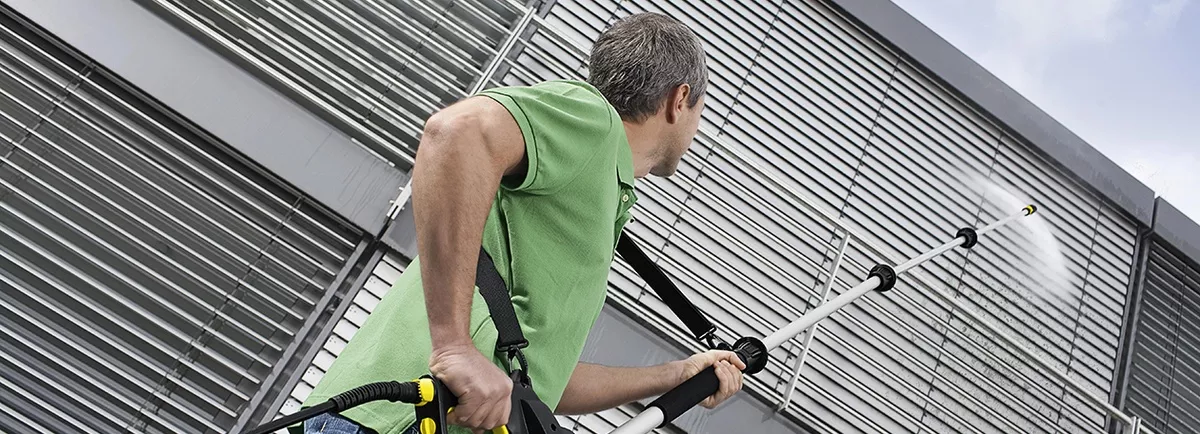 Čištění fasády vysokotlakým čistícím zařízením.